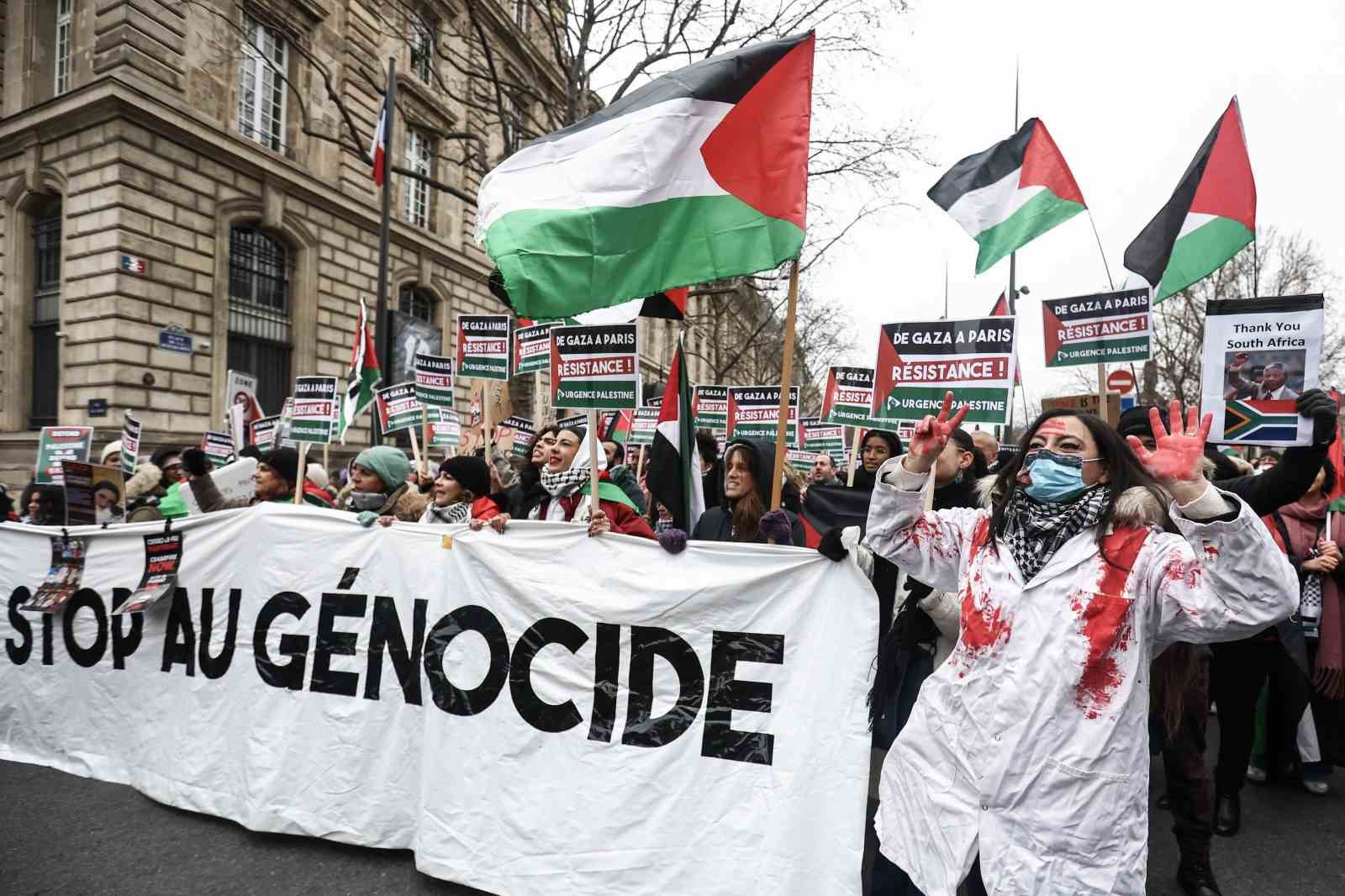 Fransa’da dondurucu soğukta Filistin’e destek gösterisi yapıldı