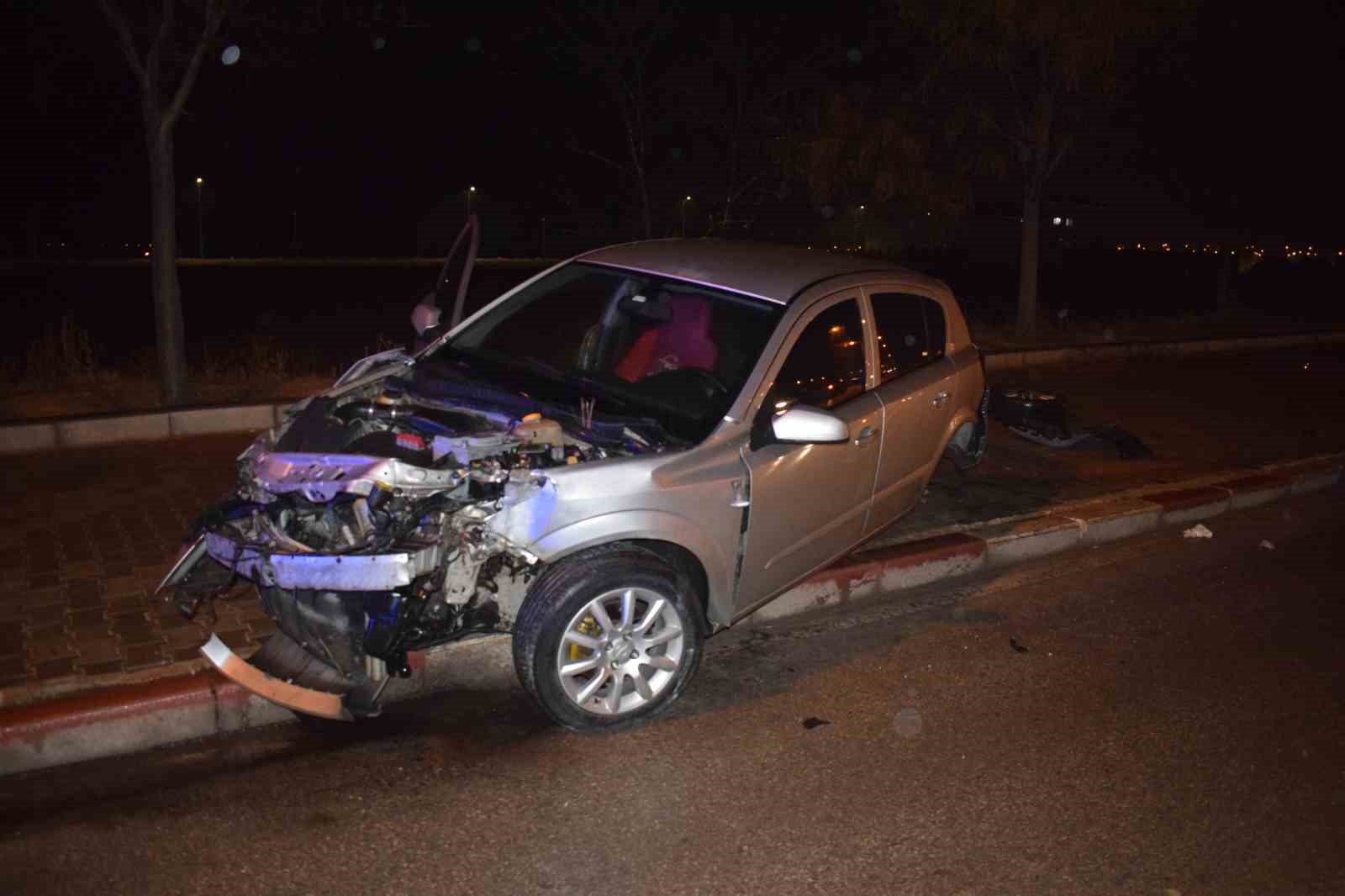 Karaman’da kontrolü kaybeden araç bir aydınlatma direğine çarptı