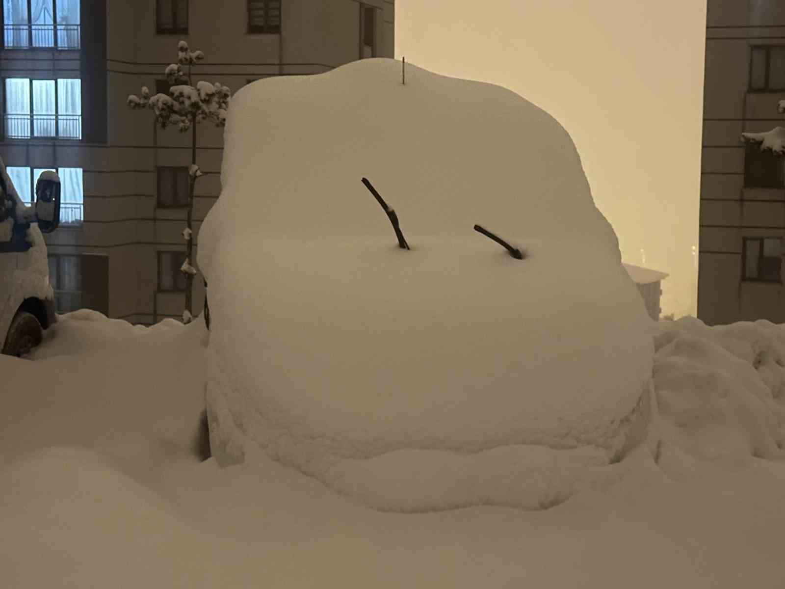 Yüksekova’da kar kalınlığı 40 cm’yi aştı, araçlar karla kaplandı