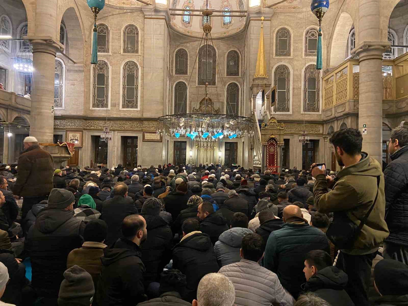 İstanbul’da şehitler için camilerde dualar edildi