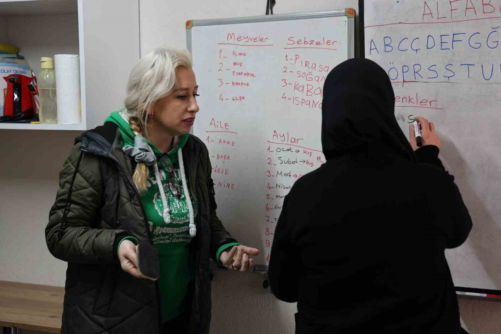 İzmir’deki Kadın Muhtarın Eğitim Kampanyası Hızla Yayılıyor