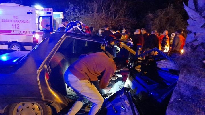 Palmiye ağacına çarpan araçta 1 kişi hayatını kaybetti, 2 kişi ise yaralandı
