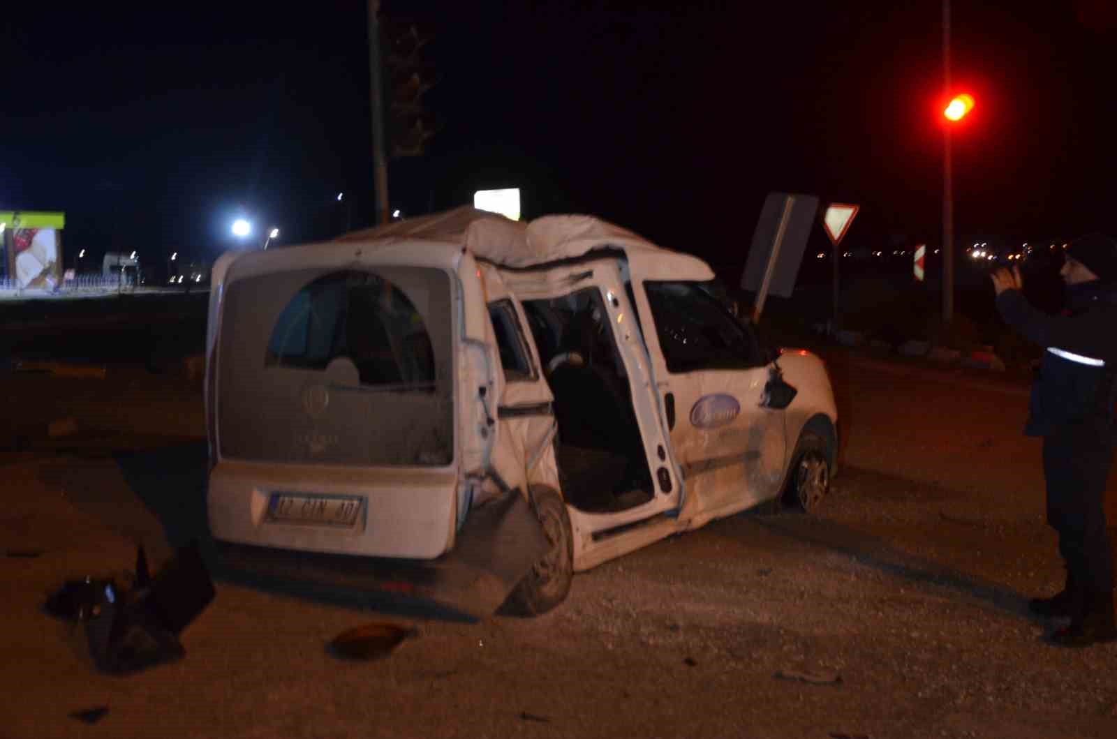 Tır ile hafif ticari araç Konya’da çarpıştı: 1 kişi yaralandı