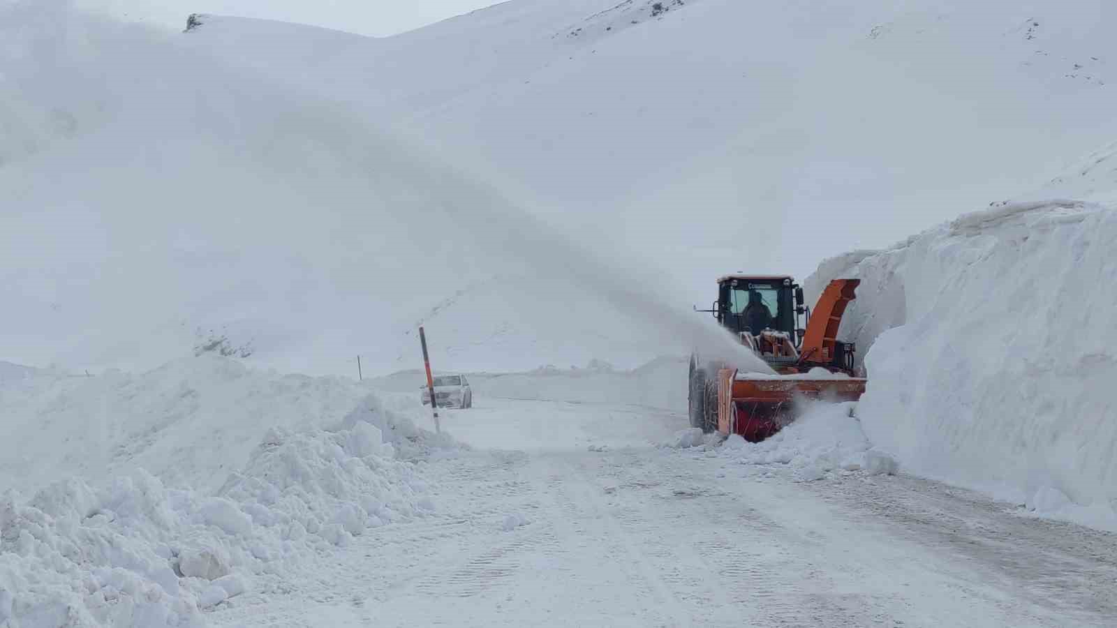 Van-Bahçesaray Karabet Geçidi’nde kar kalınlığı 2 metre 64 santimetreye ulaştı