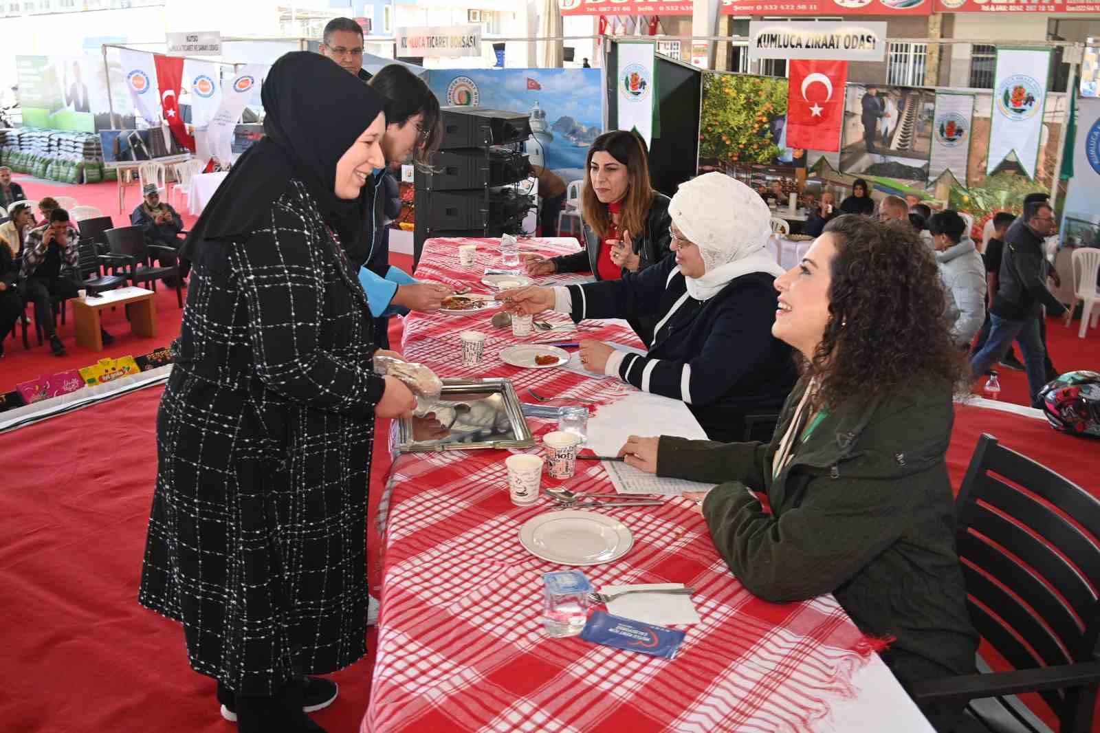 Domates temalı yemek yarışmasında gösterdikleri hünerlerle birincilik kürsüsüne çıktılar.