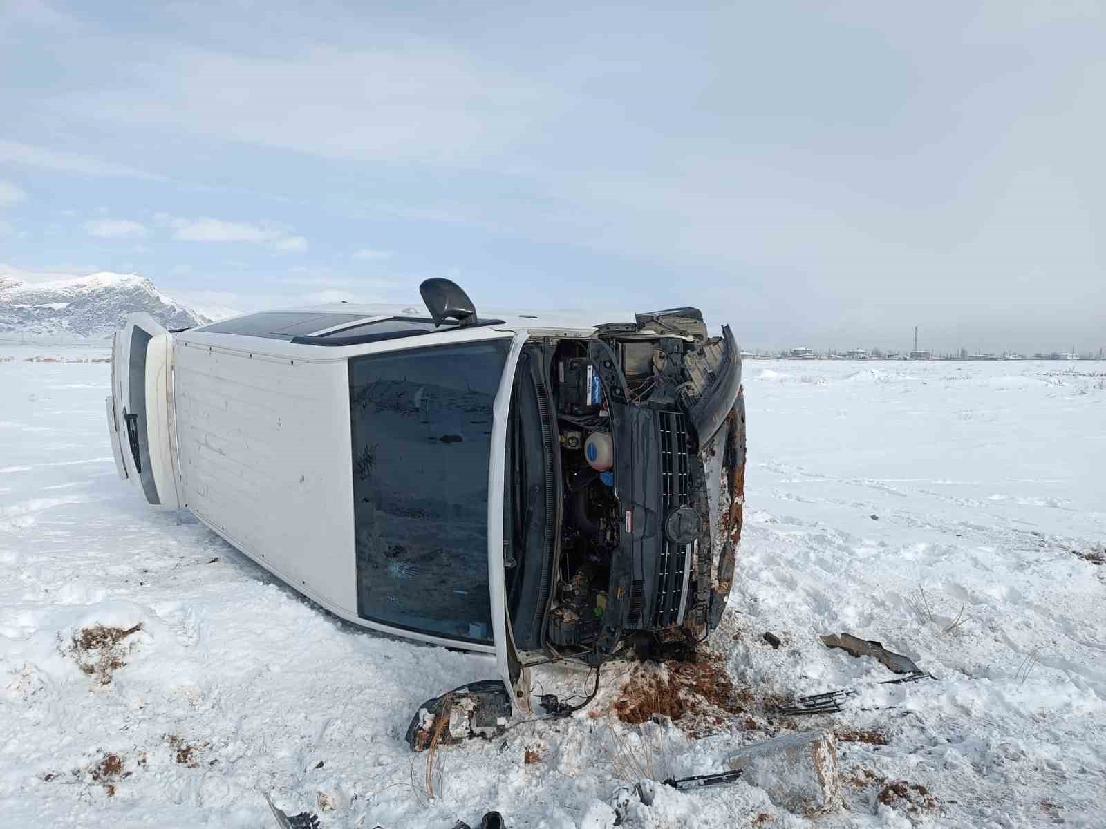 Ağrı’da buzlanma, trafik kazasına neden oldu