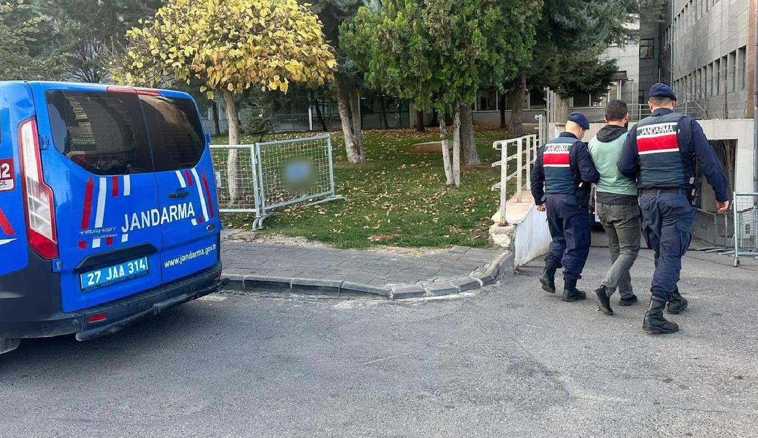 “Terör propagandası yapan kişi polis tarafından yakalandı”, şeklinde Türkçe özgünleştirebiliriz.