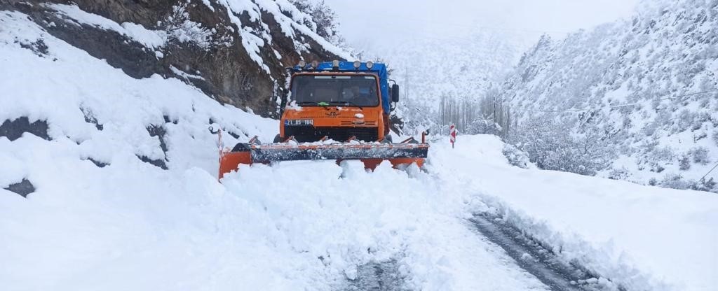 Kar kalınlığı 1 metreyi aşan Beytüşşebap’ta 20 köy yolunda ulaşım tamamen kapandı