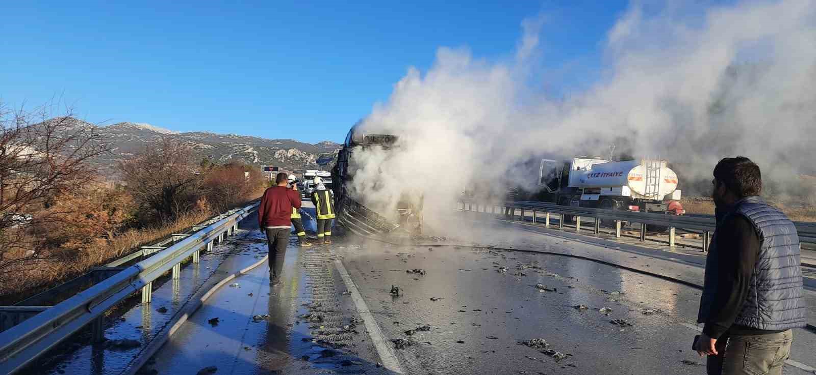 Burdur’da seyir halindeki tır alev alev yanarak kullanılamaz hale geldi