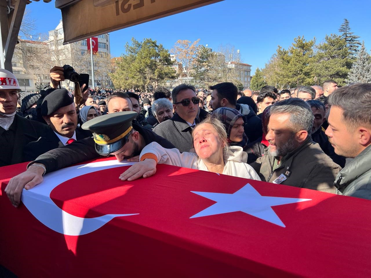 Aksaray’da vatan için şehit düşen üsteğmen gözyaşları eşliğinde son yolculuğuna uğurlandı