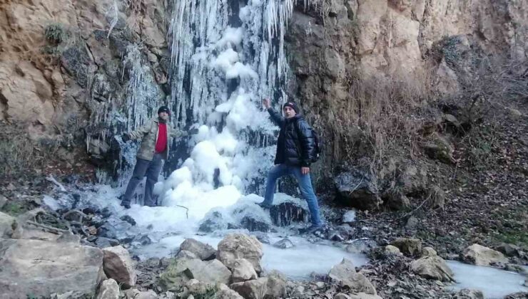 Amasya’da bulunan Su Atan Şelalesi, donarak buz tuttuğunda görsel şölen sunuyor.