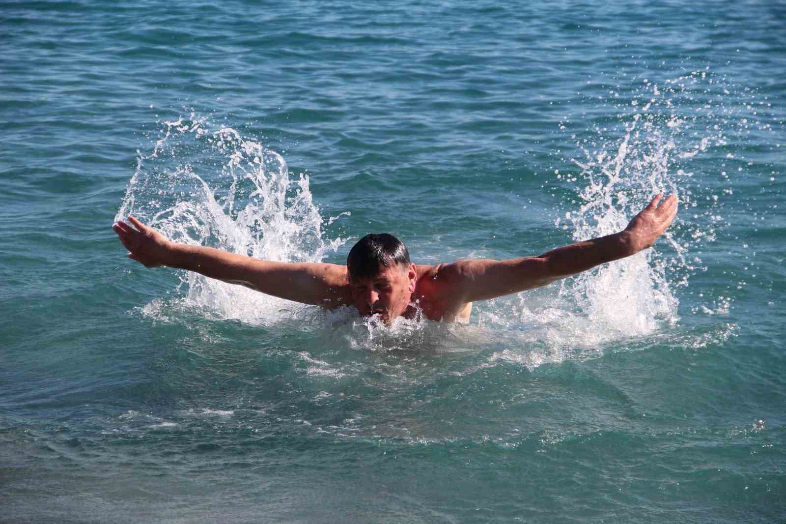 Doğu’da karla kaplı, Antalya’da ise ılıman havada deniz keyfi