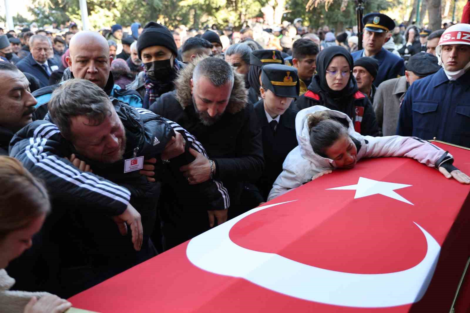 Şehit cenazesinde ağıt sesleri gözleri yaşlarla beraber sel oldu