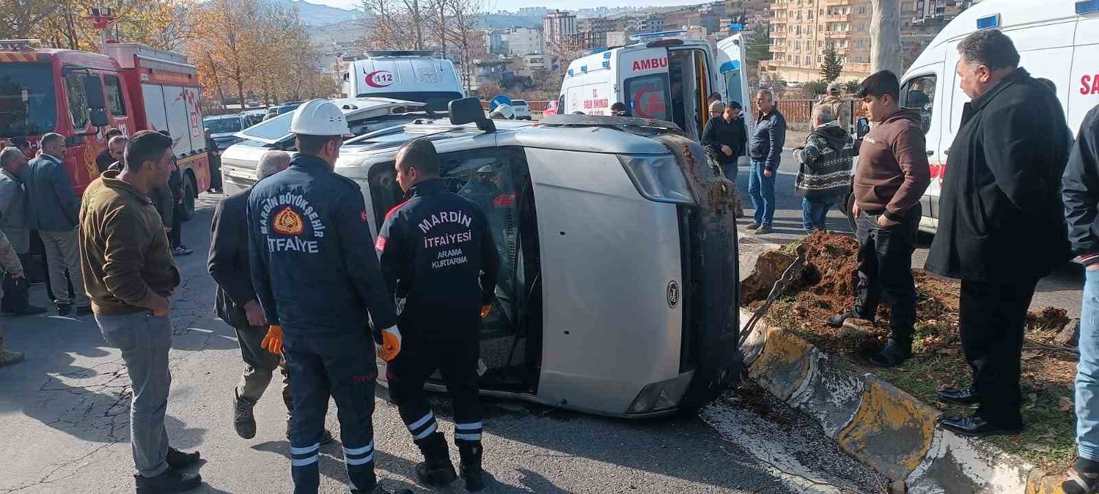 Mardin’de hafif ticari araç kaza yaparak devrildi: 4 kişi yaralandı, 3’ü durumu ağır