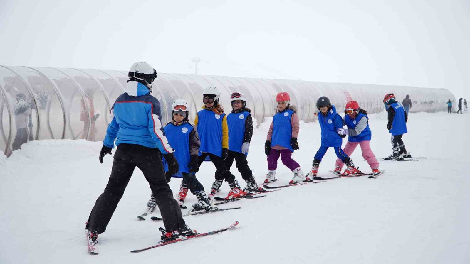 Erciyes Kayak Okulu’nda 200 kişi, ilk kez kayak yapmayı öğreniyor