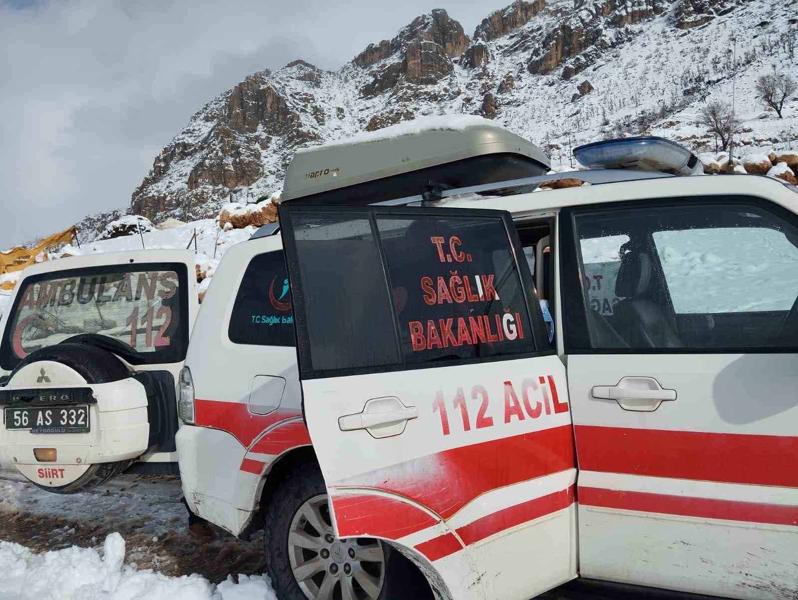 Eruh’ta kar yağışı nedeniyle mahsur kalan hasta çift, sağlık ekiplerine ulaştırıldı