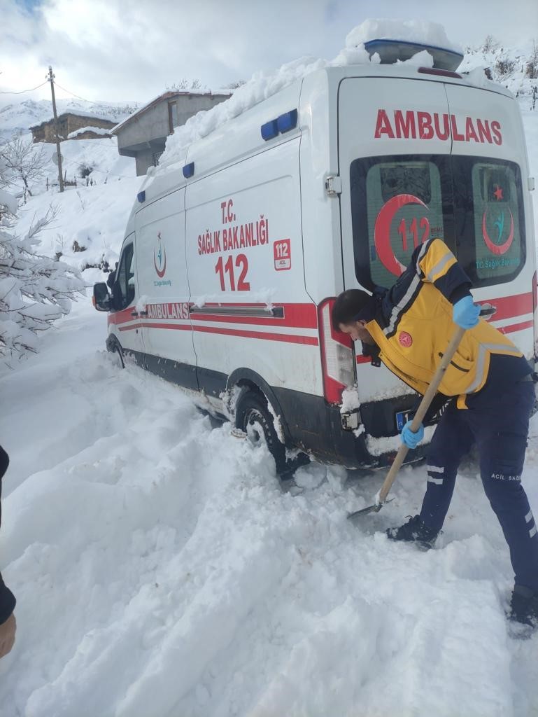 Bitlis’te hasta taşıyan ambulans, yolda mahsur kaldı