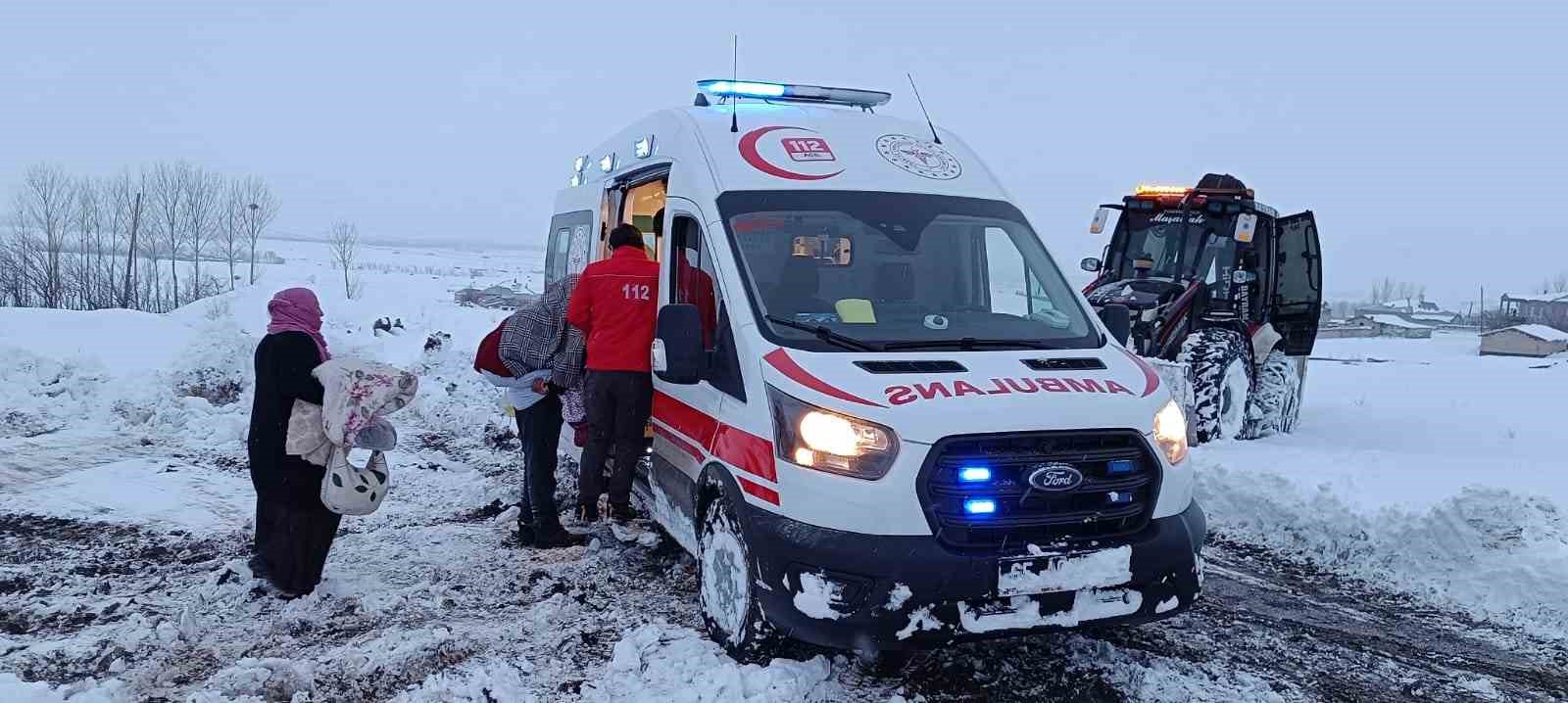 Karla mücadele ekiplerinin yardımıyla hasta alımı sırasında kara saplanan ambulans kurtarıldı