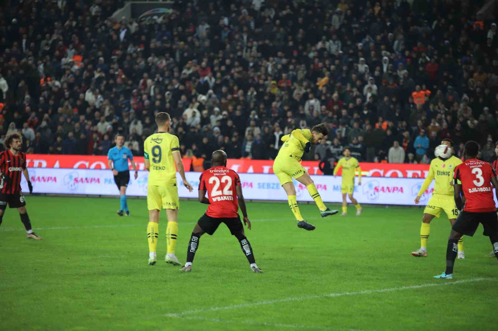 Gaziantep FK ile Fenerbahçe Arasındaki Maçın Sonucu: Fenerbahçe 1-0 Önde!