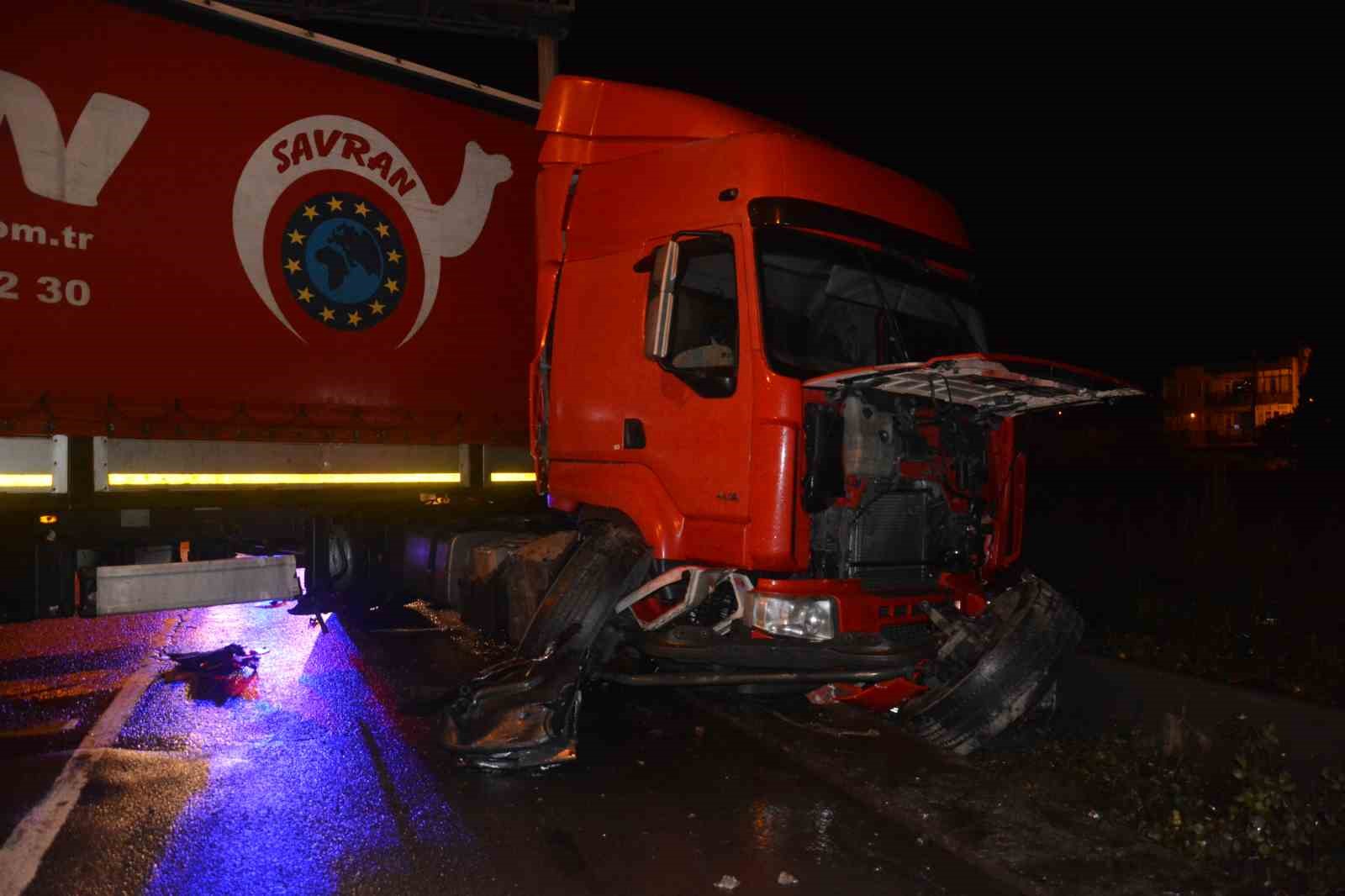 Ordu’da buzlanma trafik kazalarına neden oldu, sahil yolu 2 saat boyunca kullanılamadı.