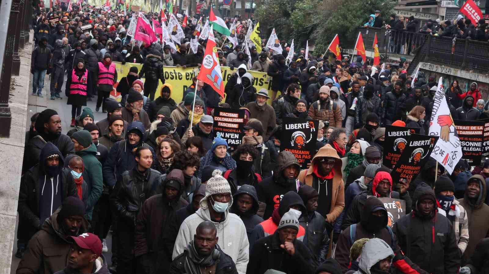 Fransa’da 43 Şehirde Göç Yasası Karşıtı Protestolar Düzenlendi