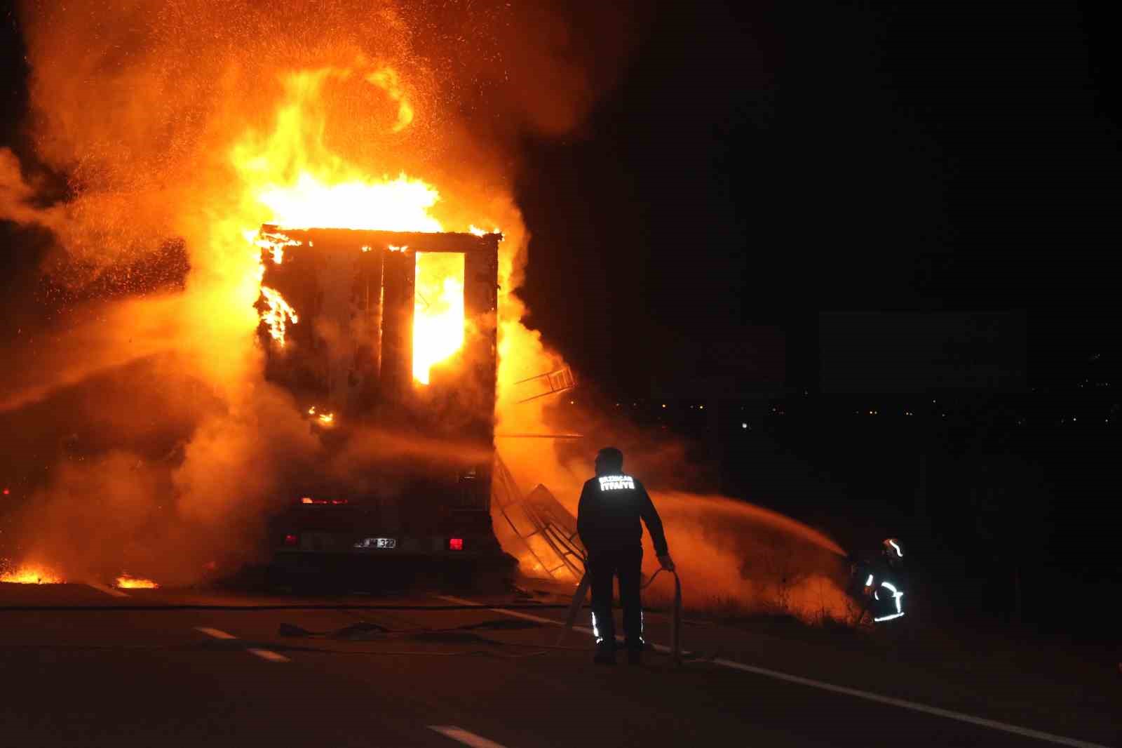 Erzincan’da mobilya dolu bir tır tamamen alevlere teslim oldu