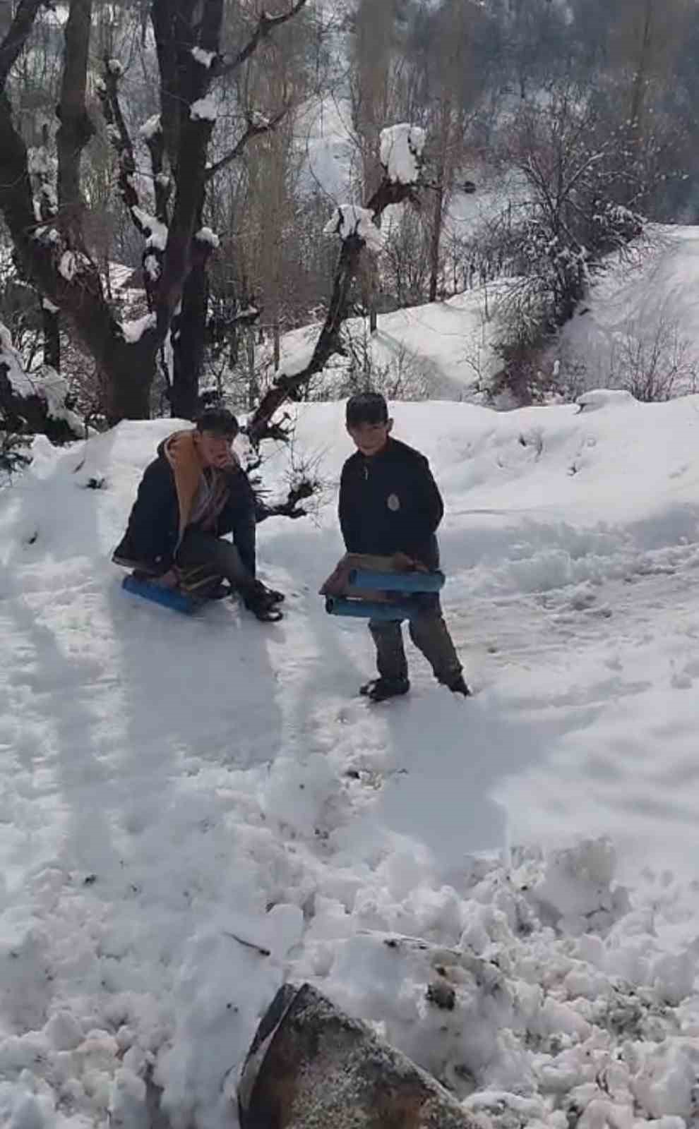 Siirt’te bir kepçe operatörü çocukların isteğini geri çevirmeyerek harekete geçti.