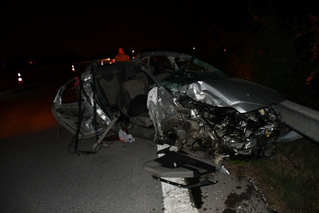 Hatay’da bir otomobil bariyerlere çarptı ve araç tamamen hurdaya döndü: Bir kişi hayatını kaybetti.