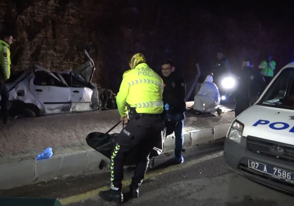 Antalya’da alkollü sürücünün yönettiği araç kaza yaptı: 2 kişi hayatını kaybetti, 3 kişi yaralandı