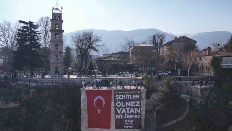 Bursa’da dikkatleri üzerine çeken bir yazı: “Vatan bölünmez, şehitler asla unutulmaz!”