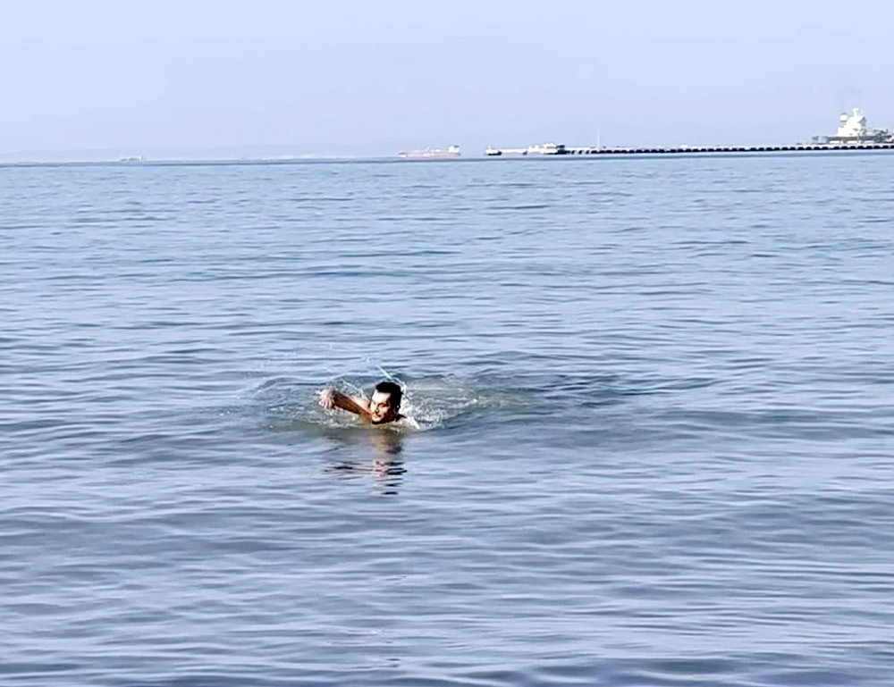 Akdeniz’in soğuk sularında kış güneşinin keyfini sürdürenler