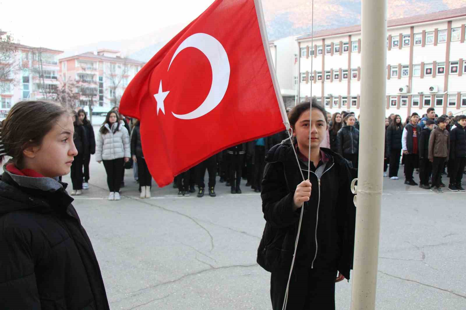 Öğrenciler, Pençe-Kilit şehitleri için saygı duruşunda bulundu