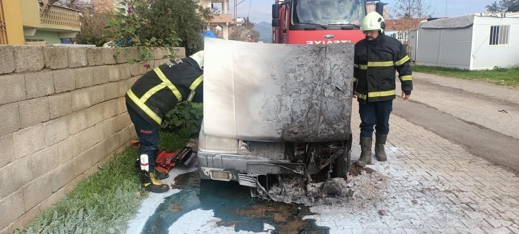 Hassa’da Tofaş marka otomobilde çıkan yangın itfaiye tarafından başarıyla söndürüldü