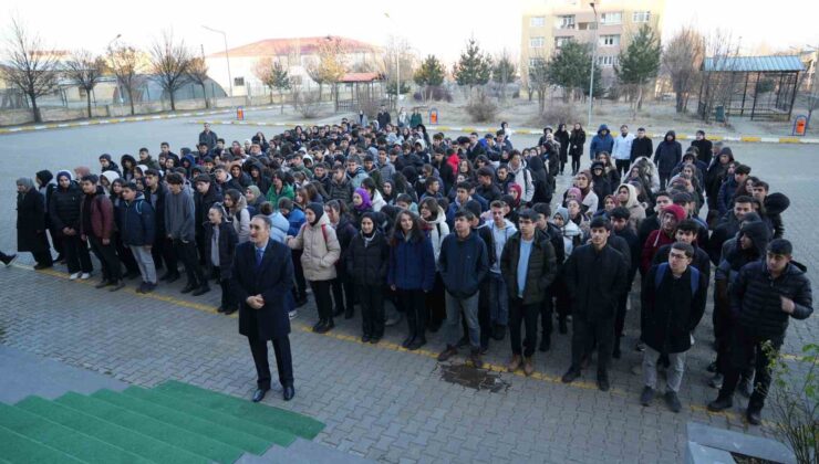 Muş’ta şehitler için bir dakikalık saygı duruşunda bulunuldu