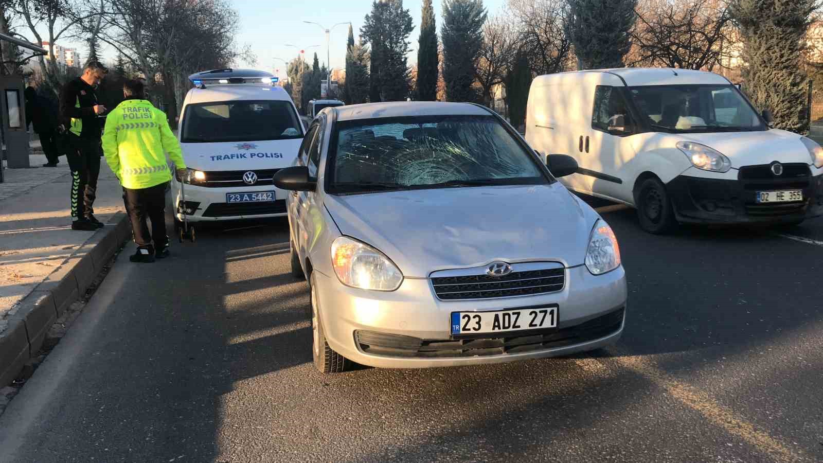 Elazığ’da kadını çarpan otomobilin sebep olduğu kaza sonucu kadın yaralandı