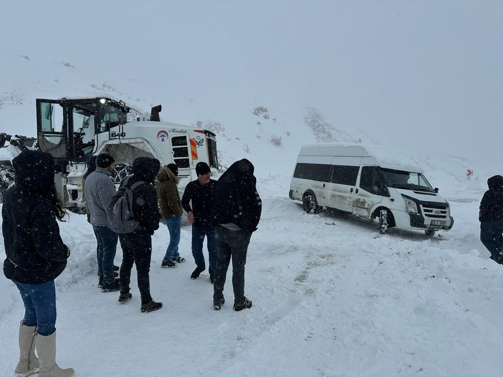 Hakkari’de karla mücadele çalışmaları hız kesmeden sürüyor