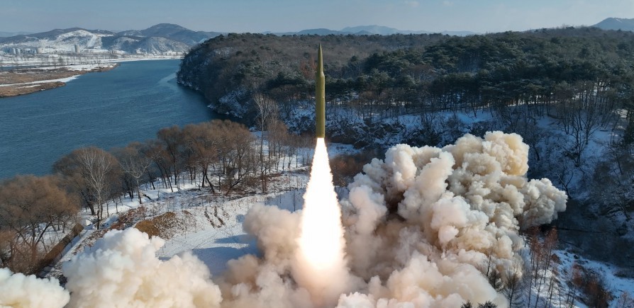 Kuzey Kore: “Hipersonik savaş başlığı taşıyan orta menzilli füze test edildi”