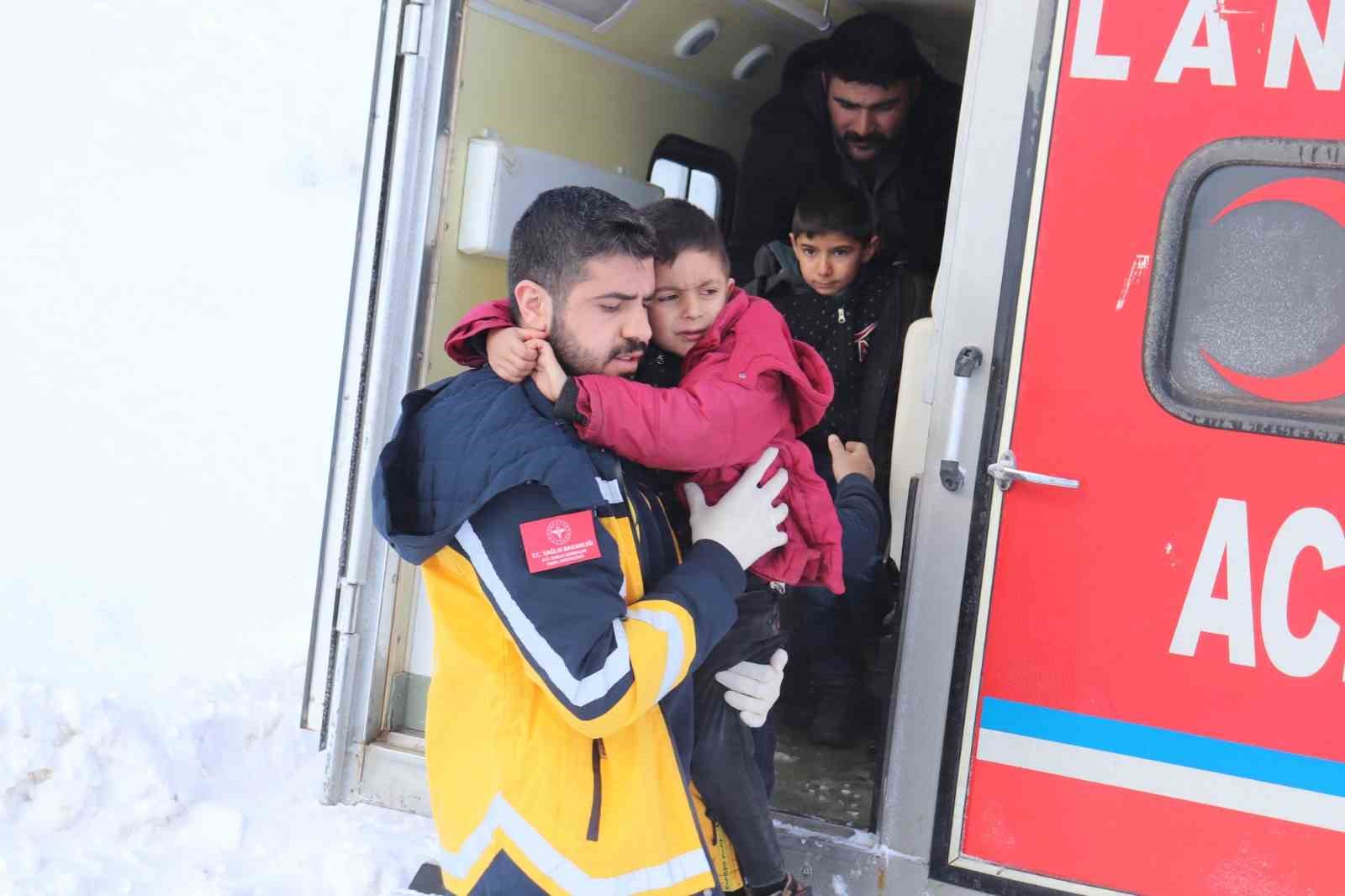 Ağrı’da 4 kardeşe, paletli ambulans zamanında ulaştı