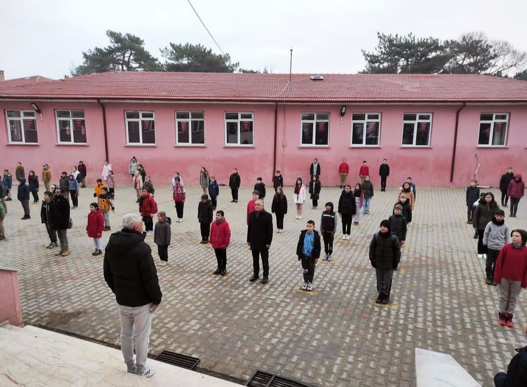 Pehlivanköy’deki okullarda şehitlere yönelik yapılan saygı duruşu