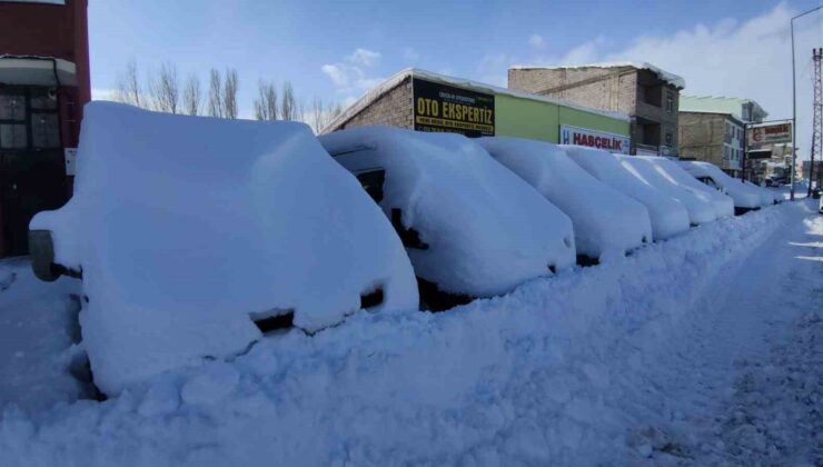 Çaldıran’da kar kalınlığı 47 santimetreye ulaştı, sürücüler araçlarını kara gömdü.
