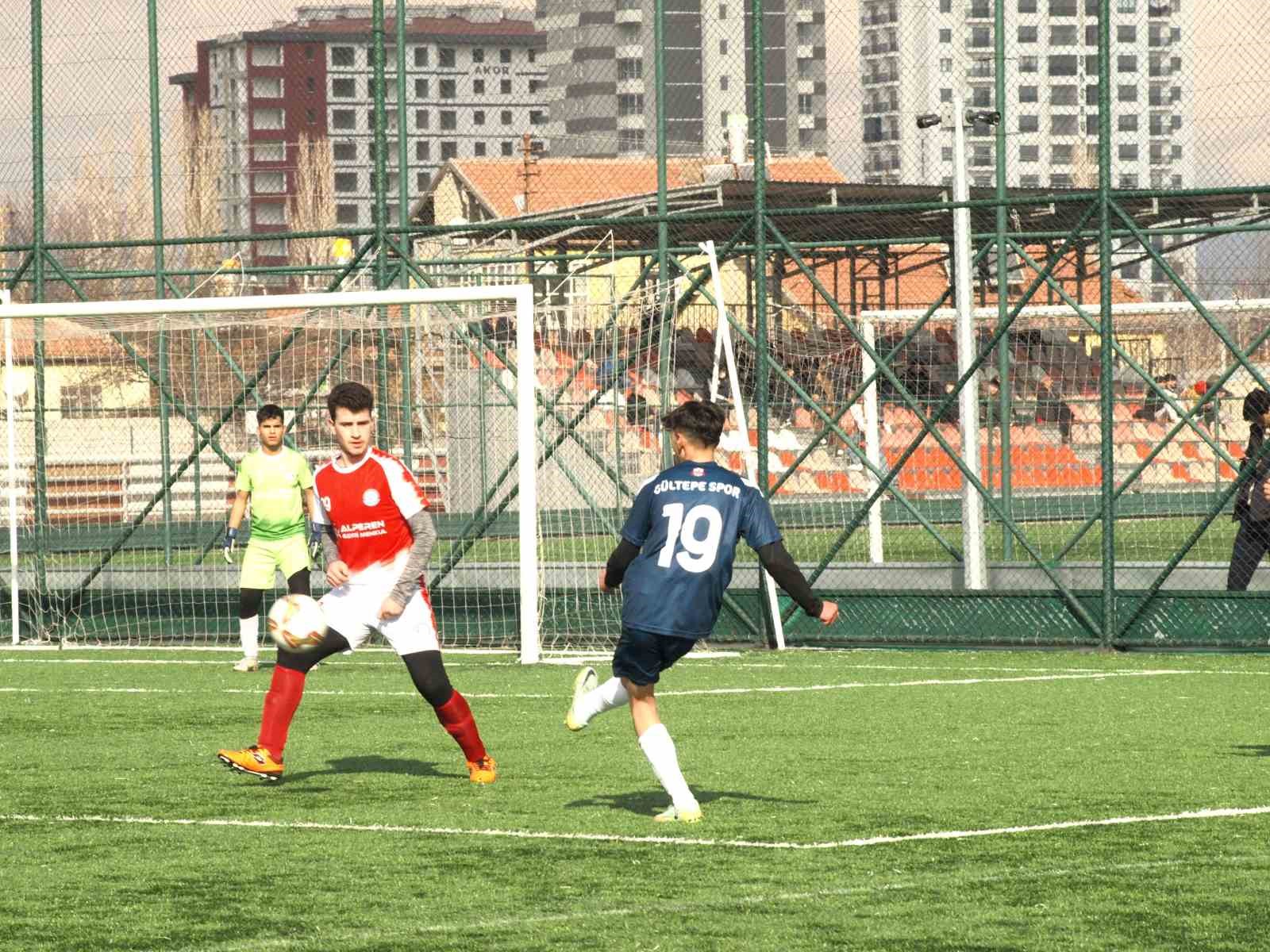 Kayseri Gençlik Futbol Ligi’nde Gültepespor, E.M.Döğerspor’u 15-1 mağlup etti.