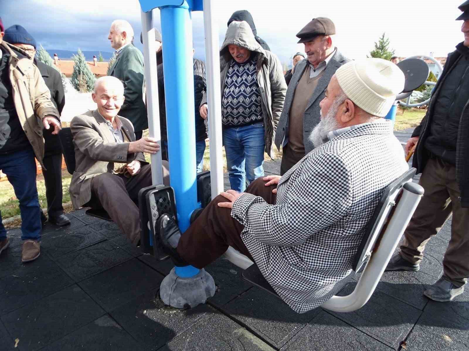 Hisarcık’ta yaşlılar spor yaparak açık havada keyifli vakit geçiriyor