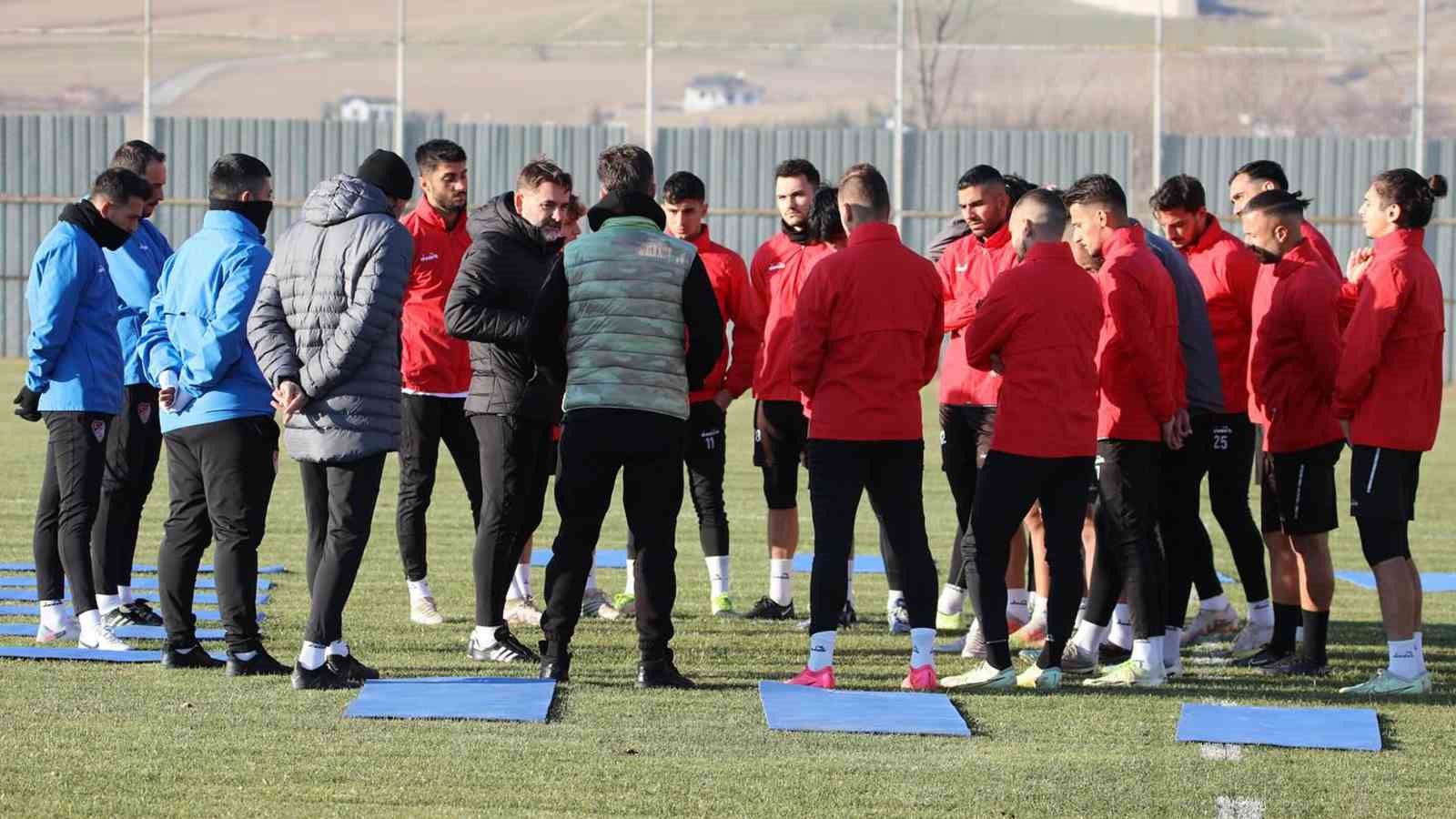 Türk Telekom Stadyumu’nda hazırlıklar başlıyor: Elazığspor takımı için yeni sezon için harekete geçildi