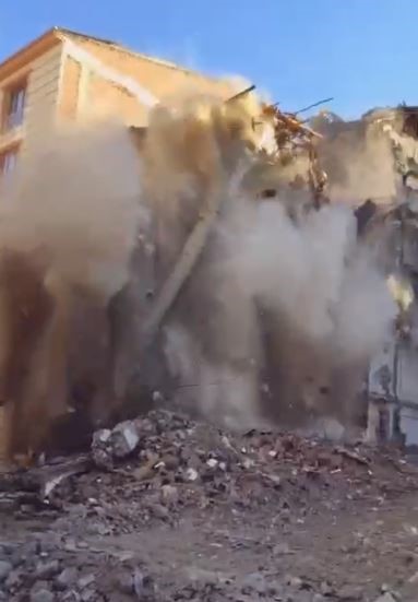 Elazığ’da zarar gören binaların yıkım çalışmaları devam ediyor