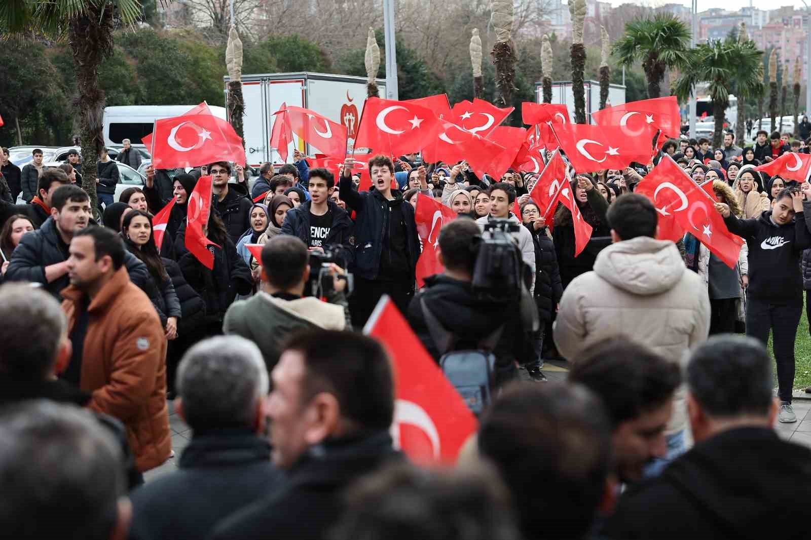 Başakşehir’de Şehitler Anısına Yürüyüş Düzenlendi