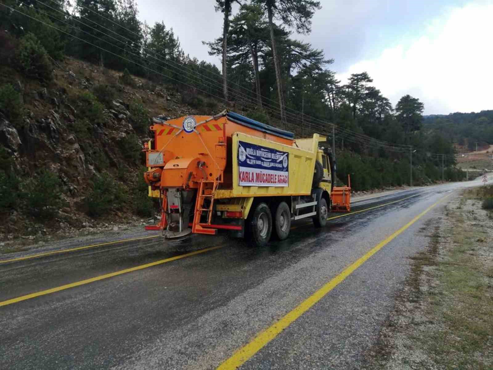 Buzlanma riskine karşı, Büyükşehir Belediyesi ekipleri tuzlama faaliyeti gerçekleştirdi