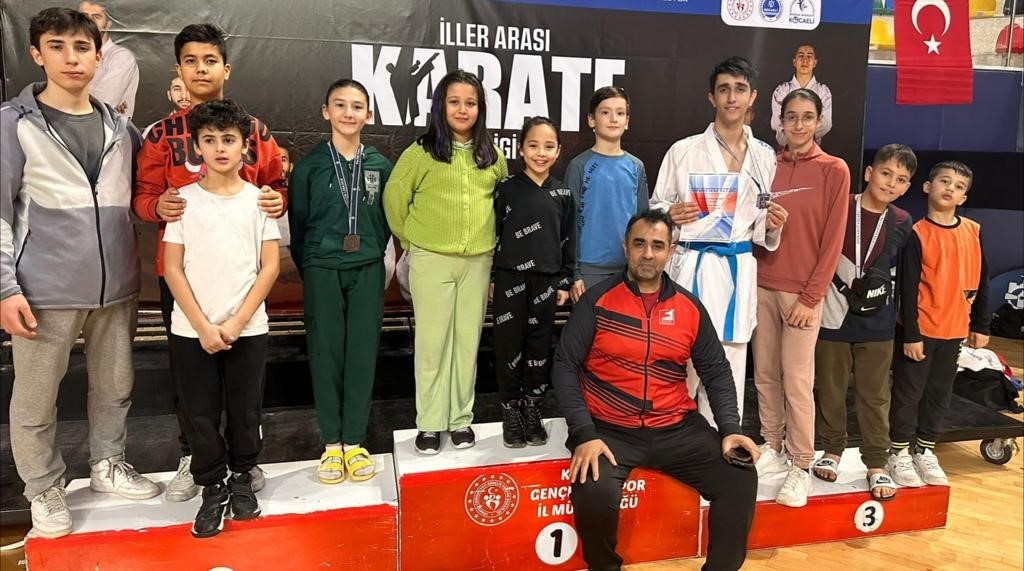 Denizli’de bulunan sporcular karate turnuvasında önemli dereceler elde ettiler