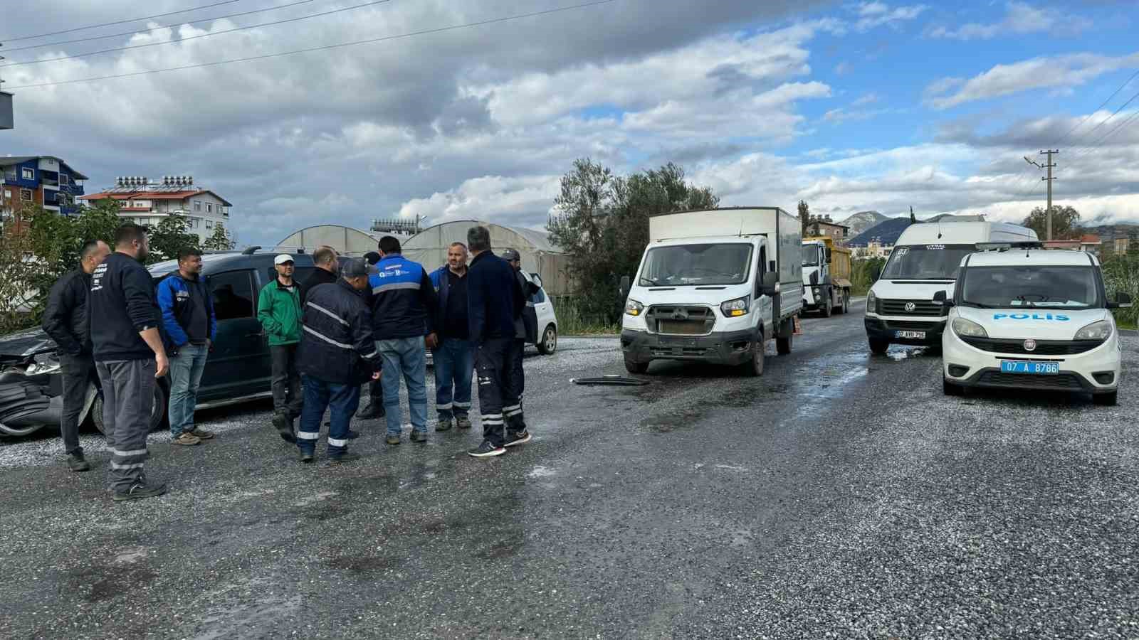 Kamyonet ve hafif ticari araç arasında yaşanan çarpışmada bir kişi yaralandı.