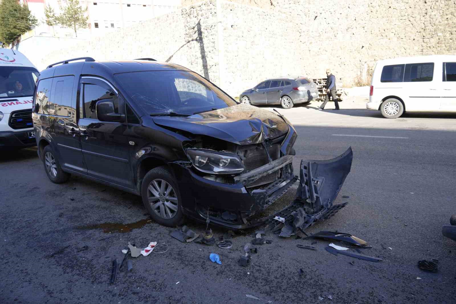 Hafif ticari araçla çarpışan motorlu kurye yaralandı! Şok edici kaza anı görüntülere yansıdı.