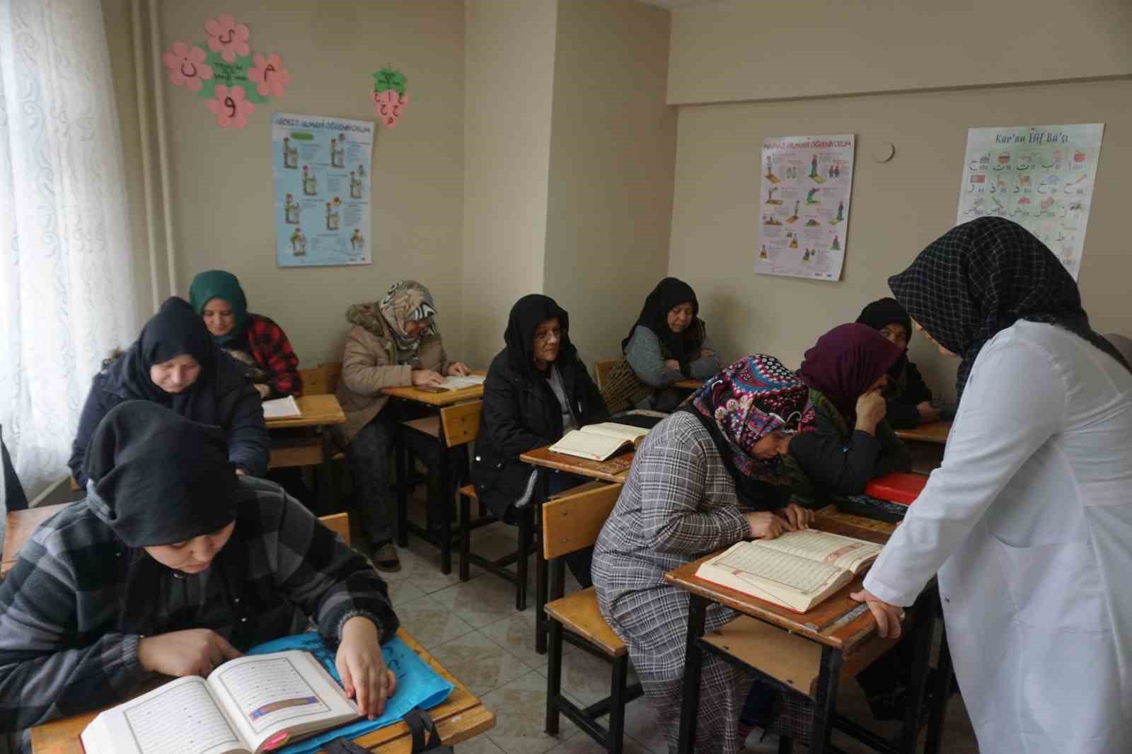 Edirne’de kursiyerler, şehitlere özel hatim okudu.